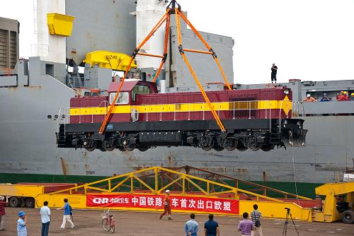 8月11日,“中國(guó)制造”高端鐵路機(jī)車在天津港裝船,準(zhǔn)備出口愛(ài)沙尼亞。新華社發(fā)(薛力強(qiáng) 攝)