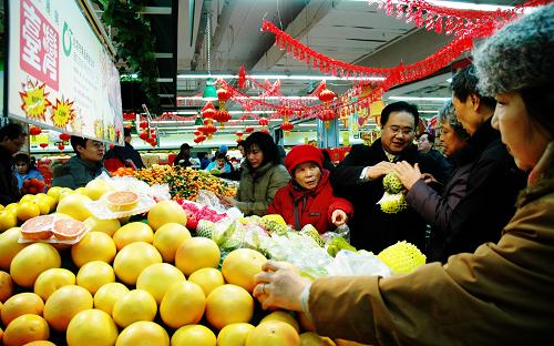 1月15日,北京消費者在品嘗、購買臺灣平價水果。新華社記者 任沁沁 攝