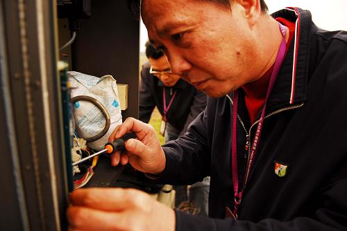 民航海南空管分局氣象工程師監(jiān)護(hù)??诿捞m機(jī)場(chǎng)氣象助航設(shè)備大氣透射儀(1月14日攝)。新華社發(fā)(潘華清 攝)