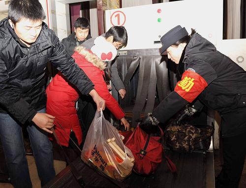 1月15日晚,北京站女鐵警在幫助旅客取走通過(guò)安檢的行李物品。自1月9日起,北京鐵路警方抽調(diào)500多名警力分別在北京站和北京西站、北京南站和北京北站加大安檢力度,以確保春運(yùn)期間治安秩序的穩(wěn)定和旅客生命財(cái)產(chǎn)的安全。針對(duì)今年春運(yùn)將出現(xiàn)探親流、學(xué)生流和務(wù)工人員返鄉(xiāng)客流高度疊加的特點(diǎn),北京鐵路警方采取機(jī)檢與手檢相結(jié)合的方式,確保安檢率達(dá)到100%。新華社記者 唐召明 攝