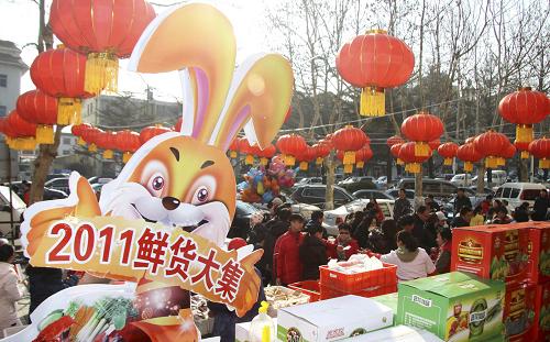 1月22日,眾多市民在山東威海一家超市外的鮮貨大集上選購(gòu)年貨。新華社發(fā)(于啟波 攝)