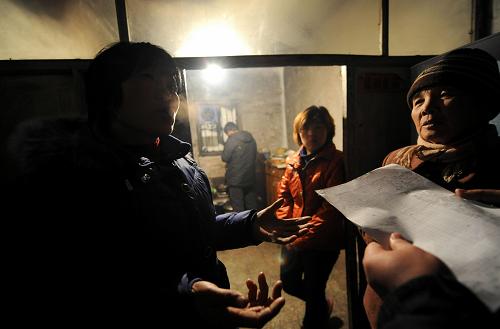 在遼寧建平,當(dāng)?shù)厝罕娫谥v述2008年發(fā)生學(xué)生“集體中毒”時的情景(1月20日拍攝)。新華社記者 李鋼 攝