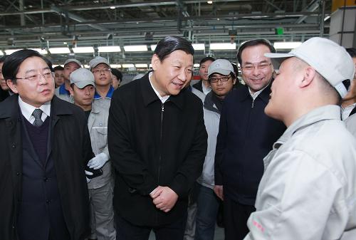 1月20日至22日,中共中央政治局常委、中央書記處書記、國家副主席習(xí)近平在吉林省調(diào)研。這是1月21日,習(xí)近平在一汽轎車生產(chǎn)線同一線職工親切交談。新華社記者 鞠鵬 攝