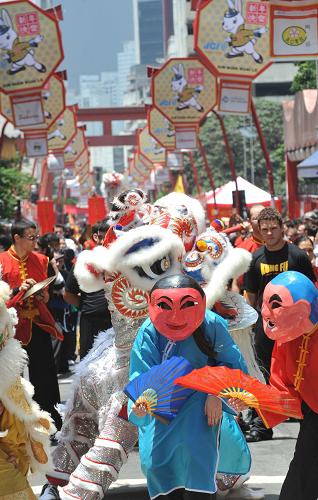 1月29日,在巴西圣保羅自由區(qū),人們表演中國(guó)傳統(tǒng)節(jié)目。在中國(guó)傳統(tǒng)春節(jié)即將到來(lái)之際,巴西圣保羅華人華僑紛紛組織各種迎新活動(dòng),慶祝新春佳節(jié)的到來(lái)。新華社記者 宋為偉 攝
