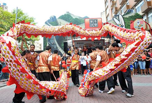 1月29日,在巴西圣保羅自由區(qū),當(dāng)?shù)厝A人和巴西舞龍愛(ài)好者一起表演舞龍。新華社記者 宋為偉 攝