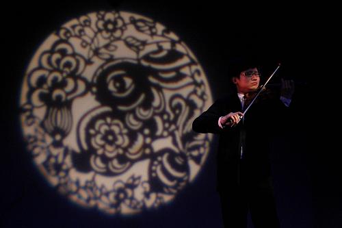 1月29日,小提琴演奏家朱丹在美國(guó)紐約舉行的“春去春來(lái)夢(mèng)想之間”迎春晚會(huì)上表演小提琴獨(dú)奏《思鄉(xiāng)曲》。 美國(guó)哥倫比亞大學(xué)中國(guó)學(xué)生學(xué)者聯(lián)誼會(huì)當(dāng)晚在此舉辦“春去春來(lái)夢(mèng)想之間”大型迎春晚會(huì),中國(guó)學(xué)生、學(xué)者及紐約各界人士上千人歡聚一堂,共同慶祝中國(guó)農(nóng)歷兔年的到來(lái)。由哥倫比亞大學(xué)中國(guó)學(xué)生學(xué)者聯(lián)誼會(huì)組織的農(nóng)歷新年慶祝晚會(huì)始于2000年,現(xiàn)已成為美東地區(qū)最大的農(nóng)歷新年慶祝活動(dòng)之一。 新華社記者伍婧丹攝