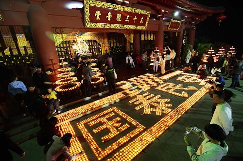 2月2日農(nóng)歷除夕夜,人們?cè)诤D鲜∪齺喪心仙剿曼c(diǎn)亮燭燈,拼成“2011國泰民安”字樣祈福。 當(dāng)晚,南山寺舉行萬燈祈福迎新春活動(dòng),人們點(diǎn)亮萬盞燭燈,迎接農(nóng)歷兔年到來。 新華社發(fā)(陳文武 攝)