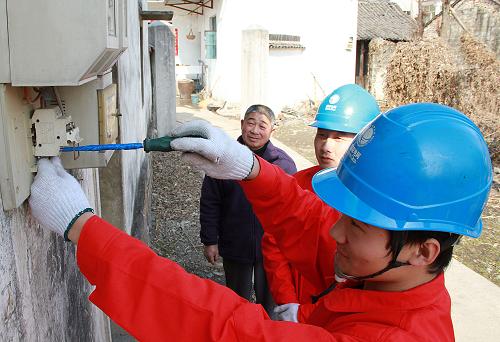 2月4日,長興縣供電局工人為鄉(xiāng)村百姓檢查用電設(shè)施。春節(jié)期間,為保障百姓和企業(yè)安全用電,浙江省長興縣電力部門每天安排搶修值班人員近百余人進(jìn)行保電工作,24小時(shí)全天候值班,備足備品備件和搶修車輛,隨時(shí)應(yīng)對(duì)可能出現(xiàn)的用電故障,確保全縣60多萬百姓過一個(gè)溫暖亮堂的春節(jié)。新華社記者 徐昱 攝