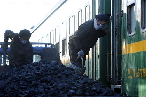 北京客運段保潔人員在為新增春運臨客列車上煤(2月6日攝)。新華社記者 唐召明 攝