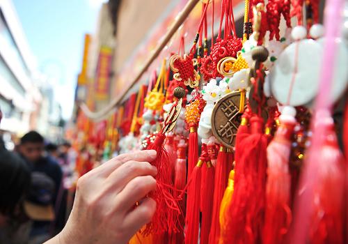 2月6日,在澳大利亞墨爾本市,市民在唐人街舉辦的廟會上挑選中國結(jié)。當(dāng)日,為慶祝中國新年和農(nóng)歷兔年,澳大利亞墨爾本市在唐人街舉辦了大規(guī)模的春節(jié)廟會,吸引了大批不同文化背景的市民前來參加。新華社發(fā)(白雪 攝)
