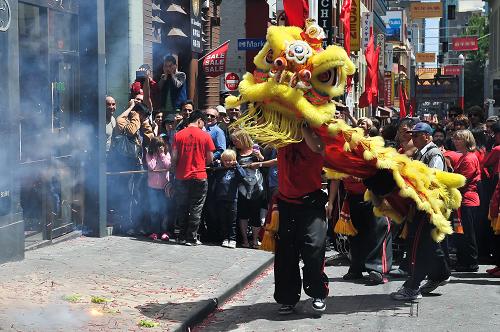 2月6日,在澳大利亞墨爾本市,當(dāng)?shù)厝A人社團在唐人街舉辦的廟會上舉行一年一度的醒獅采青儀式。新華社發(fā)(白雪 攝)