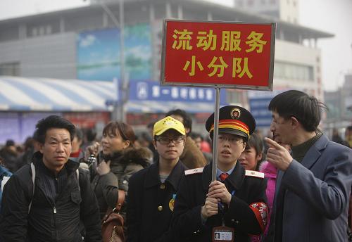 2月8日,成都火車站流動(dòng)服務(wù)小分隊(duì)的隊(duì)員引導(dǎo)乘客進(jìn)站,他們每天手舉引導(dǎo)牌在候車室和站臺(tái)間往返,平均每天要走20公里。當(dāng)日,鐵路迎來節(jié)后春運(yùn)第一個(gè)返程客流高峰,成都鐵路局日旅客發(fā)送量突破60萬,為歷史最高水平。為應(yīng)對(duì)春運(yùn)節(jié)后返程客流高峰,成都鐵路部門在節(jié)日期間全力以赴做好各項(xiàng)準(zhǔn)備工作,全面做好設(shè)備檢查維修和人員準(zhǔn)備,重點(diǎn)強(qiáng)化安全檢查、售票組織、進(jìn)出站疏導(dǎo)等工作,確保鐵路春運(yùn)安全有序。新華社記者 邢廣利 攝