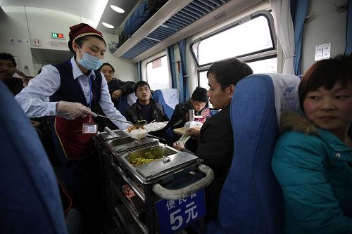 2月8日,乘務(wù)員在成都開往上海的K292次列車上,為乘客提供5元便民餐。成都鐵路局在開行的普通列車上推出5元便民餐,解決農(nóng)民工旅客吃飯的后顧之憂,讓他們吃飽吃好。全面做好設(shè)備檢查維修和人員準(zhǔn)備,重點(diǎn)強(qiáng)化安全檢查、售票組織、進(jìn)出站疏導(dǎo)等工作,確保鐵路春運(yùn)安全有序。新華社記者 邢廣利 攝