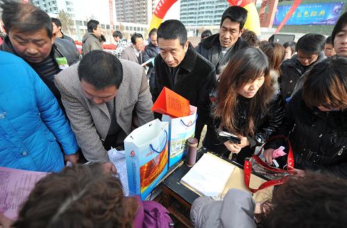 2月12日,應(yīng)聘者在甘肅隴西縣一家大型鋁業(yè)公司的招聘攤位上咨詢。當(dāng)日,甘肅省人力資源和社會(huì)保障廳在甘肅勞務(wù)輸出大縣隴西縣舉行“人勤春早”大中專畢業(yè)生暨勞務(wù)用工洽談會(huì),參加這次招聘會(huì)的用工企業(yè)以長(zhǎng)三角地區(qū)為主。而甘肅本地部分企業(yè)因?yàn)楣べY與外地企業(yè)相差不多,且工作地點(diǎn)離家較近而備受應(yīng)聘者青睞。新華社記者 聶建江 攝