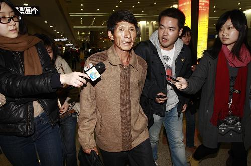 3月1日,從索馬里海盜手中死里逃生的浙江人陳國忠(左二)正走出浦東機(jī)場。當(dāng)日,逃離索馬里海盜魔掌的“泰源227”漁船上的7名大陸漁民乘坐斯里蘭卡航空公司UL886次航班安全抵達(dá)上海浦東機(jī)場。2010年5月7日,臺灣漁船“泰源227號”在距離索馬里東海岸約900海里處被海盜劫持。2011年1月24日凌晨,“泰源227”號被海盜放還,船上28位船員重獲自由。新華社記者 裴鑫 攝