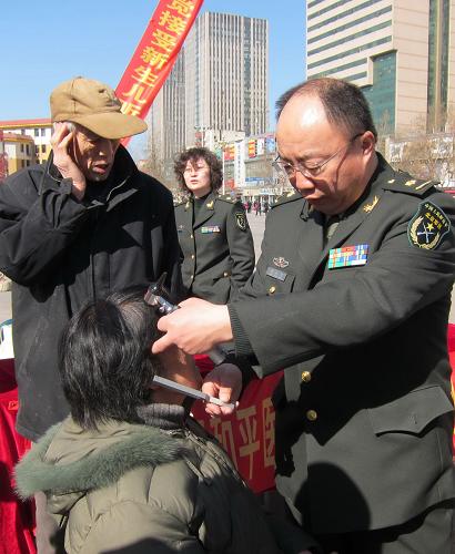 3月3日,在石家莊文化廣場,來自白求恩國際和平醫(yī)院的軍醫(yī)在為市民檢查聽力。當日是全國“愛耳日”,部分醫(yī)療單位來到石家莊文化廣場開展宣傳和義診活動。新華社記者 王民 攝