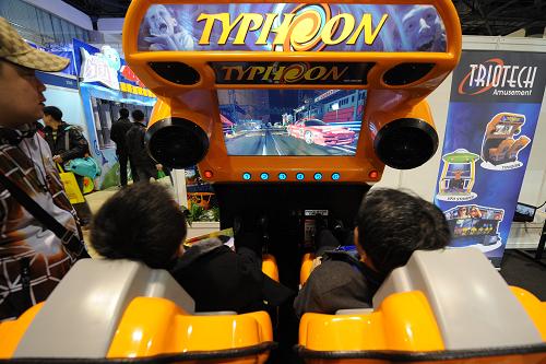 3月4日,兩名參觀者在博覽會上體驗(yàn)賽車游藝機(jī)。當(dāng)日,第21屆中國國際游樂設(shè)備設(shè)施博覽會在北京展覽館開幕。來自國內(nèi)外的數(shù)百家游樂設(shè)備設(shè)施設(shè)計(jì)、制造廠家參展,23個國家、地區(qū)的采購團(tuán)到會。新華社記者 李俊東 攝