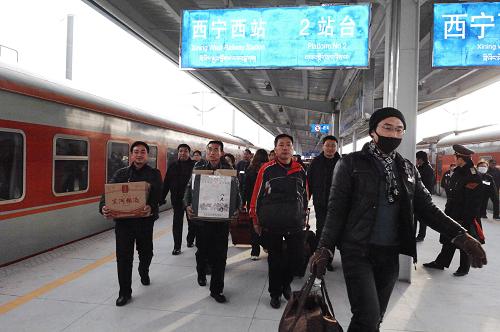 3月10日,旅客到達(dá)西寧西火車站。3月10日零點(diǎn),青海西寧火車站正式關(guān)閉,西寧西火車站正式啟用。所有原西寧火車站始發(fā)、經(jīng)停及終到的旅客列車全部改到西寧西站辦理客運(yùn)業(yè)務(wù)。三年后,在原址上新建的西寧火車站將以全新姿態(tài)展現(xiàn)在世人面前。新華社記者 吳光于 攝