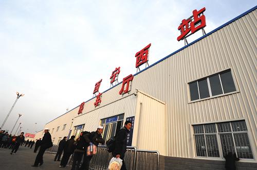 3月10日,旅客們?cè)谖鲗幬骰疖囌具M(jìn)入候車大廳。新華社記者 吳光于 攝