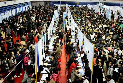 3月21日,東北大學(xué)2011屆畢業(yè)生春季就業(yè)雙向選擇洽談會(huì)上人頭攢動(dòng)。新華社發(fā)(張文魁 攝)