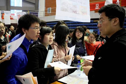 3月21日,應(yīng)聘者在東北大學(xué)2011屆畢業(yè)生春季就業(yè)雙向選擇洽談會(huì)上咨詢。新華社發(fā)(張文魁 攝)
