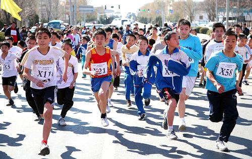 3月25日,學(xué)生們參加北京市懷柔區(qū)“我健身我快樂(lè) 跑向春天”全民健身長(zhǎng)跑比賽。當(dāng)日,北京市懷柔區(qū)舉辦主題為“我健身我快樂(lè) 跑向春天”的全民健身長(zhǎng)跑比賽,700余名來(lái)自各個(gè)行業(yè)的市民參加了不同組別的比賽。活動(dòng)旨在倡導(dǎo)市民積極參加科學(xué)健身活動(dòng),低碳生活綠色出行。新華社發(fā)(卜向東 攝)