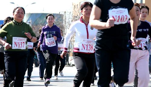 3月25日,市民參加北京市懷柔區(qū)“我健身我快樂(lè) 跑向春天”全民健身長(zhǎng)跑比賽。新華社發(fā)(卜向東 攝)