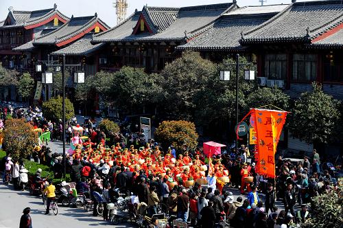 3月26日,巡游隊(duì)伍在開封宋都御街行進(jìn)表演。當(dāng)日,清明文化節(jié)巡游活動(dòng)在河南開封龍亭廣場啟動(dòng)。此次清明文化節(jié)大巡游以突出宋文化和民間文藝、技藝為主題,吸引全市各大景區(qū)民間文藝表演團(tuán)體的2000多名演員參與,用巡游表演的形式展現(xiàn)開封豐富多彩的古都文化。 新華社記者 朱祥 攝