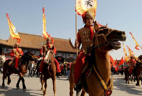 3月26日,“大宋御林軍”馬隊(duì)在巡游隊(duì)伍中表演。 當(dāng)日,清明文化節(jié)巡游活動(dòng)在河南開封龍亭廣場啟動(dòng)。此次清明文化節(jié)大巡游以突出宋文化和民間文藝、技藝為主題,吸引全市各大景區(qū)民間文藝表演團(tuán)體的2000多名演員參與,用巡游表演的形式展現(xiàn)開封豐富多彩的古都文化。 新華社記者 朱祥 攝