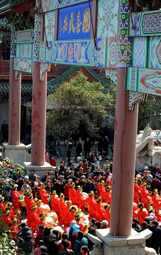 3月26日,巡游隊(duì)伍在開封宋都御街行進(jìn)表演。 當(dāng)日,清明文化節(jié)巡游活動(dòng)在河南開封龍亭廣場啟動(dòng)。此次清明文化節(jié)大巡游以突出宋文化和民間文藝、技藝為主題,吸引全市各大景區(qū)民間文藝表演團(tuán)體的2000多名演員參與,用巡游表演的形式展現(xiàn)開封豐富多彩的古都文化。 新華社記者 朱祥 攝