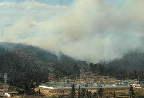 4月2日16點左右,山火蔓延、濃煙滾滾,威脅著一座山下的配電站。新華社記者陳海寧攝