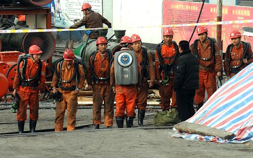4月3日,一批救援隊員準備下井展開救援。經過礦山救護人員20余小時的緊張?zhí)綔y和救援,新疆焦煤集團“4·2”煤礦事故10名井下被困人員已被基本判斷沒有生命跡象,目前救援工作仍在緊張進行中。在艾維爾溝煤礦事故現場,記者看到救援人員經過一夜努力,目前仍正在緊張作業(yè)。據現場指揮救援的工作人員介紹,經過救援隊20余小時的通風、灑水等工作,目前事故礦井的瓦斯?jié)舛纫呀抵?%多一些,待瓦斯?jié)舛冉抵?%以下,巷道煤塵經灑水達到可控程度,就可以組織人員下井搶救。新華社記者 江文耀 攝