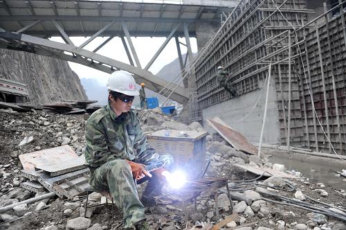 4月4日,一名工人在舟曲白龍江堤防建設(shè)工地上施工。進入4月份,舟曲災(zāi)后重建工作全面展開,目前已經(jīng)有多個工程項目開工建設(shè)。根據(jù)舟曲災(zāi)后重建規(guī)劃,舟曲重建總投資達50.2億元,共171個項目,涵蓋居民住房重建、公共服務(wù)和基礎(chǔ)設(shè)施建設(shè)、災(zāi)害綜合治理和生態(tài)修復(fù)、產(chǎn)業(yè)重建等方面。新華社記者 聶建江 攝