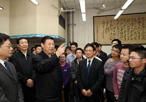 近日,中共中央政治局常委、中央書記處書記、國家副主席習近平在安徽調(diào)研。這是4月9日,習近平在中國科學技術大學圖書館自習室,與紛紛圍過來的同學們親切交談,了解他們的學習、生活情況和今后打算。新華社記者 蘭紅光 攝
