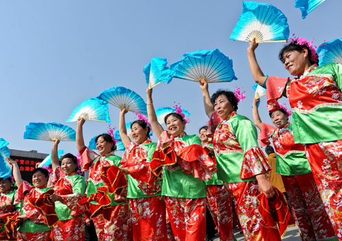 4月19日,村民在比賽開(kāi)始前進(jìn)行走場(chǎng)練習(xí)。當(dāng)日,北京市通州區(qū)臺(tái)湖鎮(zhèn)首屆文化節(jié)系列活動(dòng)之一的“臺(tái)湖舞韻群眾秧歌比賽”在臺(tái)湖文化廣場(chǎng)舉行。來(lái)自全鎮(zhèn)的42支秧歌、花會(huì)代表隊(duì),千余名來(lái)自鎮(zhèn)內(nèi)各村的普通村民演員,帶來(lái)了具有濃郁民族和地域特色的參賽節(jié)目。新華社記者 張宇 攝