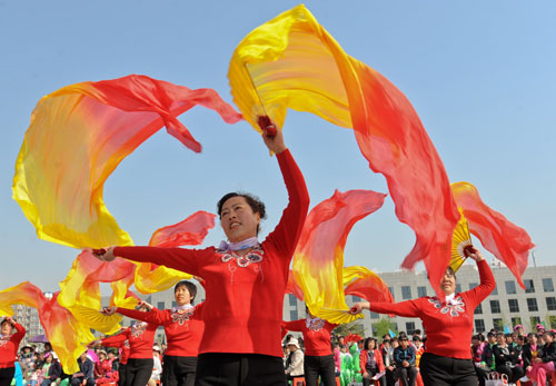4月19日,北京市通州區(qū)臺(tái)湖鎮(zhèn)村民參加秧歌比賽。新華社記者 張宇 攝
