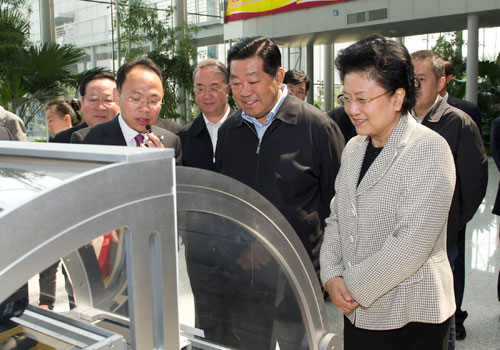 4月19日,中共中央政治局常委、全國(guó)政協(xié)主席賈慶林參觀生物芯片北京國(guó)家工程研究中心暨博奧生物有限公司。新華社記者 黃敬文 攝