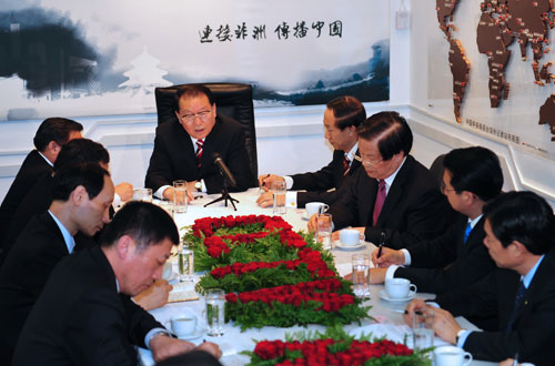 當(dāng)?shù)貢r間4月19日,正在肯尼亞訪問的中共中央政治局常委李長春親切看望中央媒體駐非洲總站記者。這是李長春在中央電視臺非洲中心記者站與北京演播室互動。 新華社記者趙穎全攝