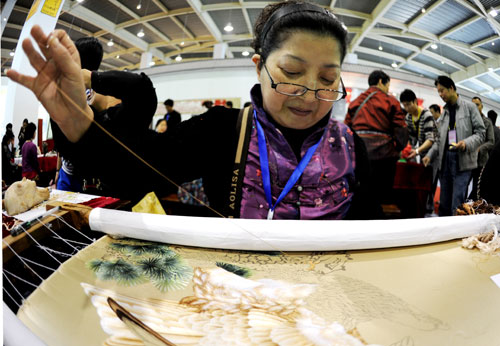 4月20日,在義烏“文博會(huì)”非物質(zhì)文化遺產(chǎn)展區(qū),溫州歐繡老藝人現(xiàn)場(chǎng)展示歐繡技藝。當(dāng)日,為期4天的2011中國(guó)義烏文化產(chǎn)品交易博覽會(huì)在浙江義烏國(guó)際博覽中心舉行。此次博覽會(huì)設(shè)立“非遺”博覽會(huì)展區(qū)場(chǎng)館八個(gè),來(lái)自全國(guó)27個(gè)省(市、區(qū))的近400個(gè)國(guó)家級(jí)和省級(jí)非物質(zhì)文化遺產(chǎn)項(xiàng)目參展,充分展示了我國(guó)非物質(zhì)文化遺產(chǎn)保護(hù)傳承所取得的成就。新華社發(fā)(張建成 攝)