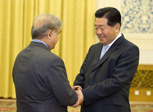 4月20日,中共中央政治局常委、全國(guó)政協(xié)主席賈慶林在北京人民大會(huì)堂會(huì)見(jiàn)以聯(lián)盟總裁、旁遮普省首席部長(zhǎng)謝里夫?yàn)閳F(tuán)長(zhǎng)的巴基斯坦穆斯林聯(lián)盟(謝里夫派)代表團(tuán)。新華社記者 黃敬文 攝