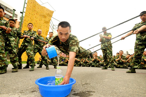 4月21日,公安邊防部隊烏魯木齊指揮學校學員康承科和戰(zhàn)友齊心協(xié)力順利完成心理行為訓練中的“極地取水”項目。新華社發(fā)(林鑫 攝)