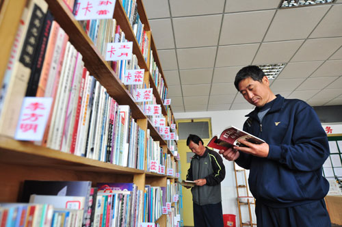 4月22日,山東鄒平縣實(shí)驗(yàn)中學(xué)教師在圖書交換站借閱圖書。4月23日“世界讀書日”來臨之際,山東濱州鄒平縣實(shí)驗(yàn)中學(xué)成立圖書交換站。每位教師把自己喜愛的圖書帶到圖書交換站進(jìn)行交換閱讀并定期更換,以擴(kuò)大教師的閱讀量,實(shí)現(xiàn)圖書資源共享。目前,圖書交換站有圖書3000余冊(cè)。新華社發(fā)(董乃德 攝)