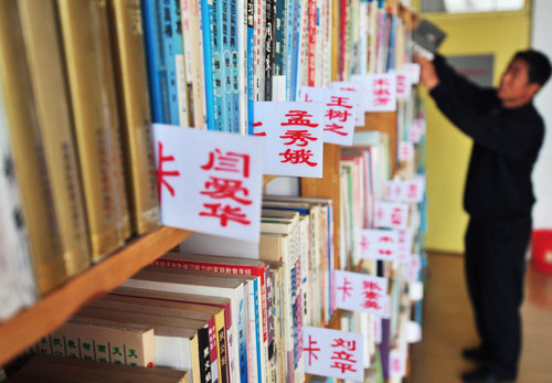 4月22日,山東鄒平縣實(shí)驗(yàn)中學(xué)教師在圖書交換站借閱圖書。新華社發(fā)(董乃德 攝)
