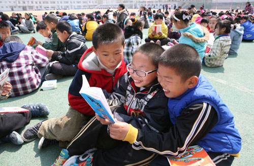 4月22日,山東威海市塔山小學(xué)的學(xué)生在閱讀自己“淘”來的圖書。新華社發(fā)(于啟波 攝)