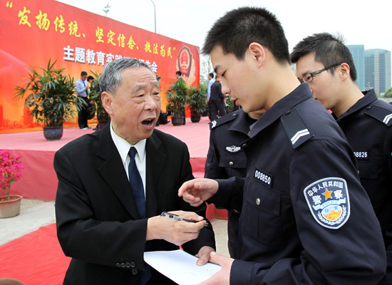 4月30日,電影《今天我休息》中的優(yōu)秀民警馬天民的原型,全國(guó)勞動(dòng)模范、全國(guó)公安系統(tǒng)一級(jí)英模馬人?。ㄗ螅樾旅窬?zèng)言。當(dāng)日,由上海市公安局主辦的“發(fā)揚(yáng)傳統(tǒng)、堅(jiān)定信念、執(zhí)法為民”主題教育實(shí)踐活動(dòng)在上海舉行。8位全國(guó)勞動(dòng)模范以切身心得體會(huì)勉勵(lì)1200名新民警端正理想信念,走好從警每一步。新華社記者 凡軍 攝
