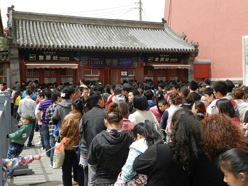 4月30日中午,游客在北京故宮博物院售票窗口前排隊(duì)買票。售票窗口上方的電子顯示屏上實(shí)時(shí)顯示當(dāng)日剩余門票。據(jù)悉,當(dāng)日下午2時(shí)35分,全日8萬張門票售罄。新華社發(fā)(王振 攝)