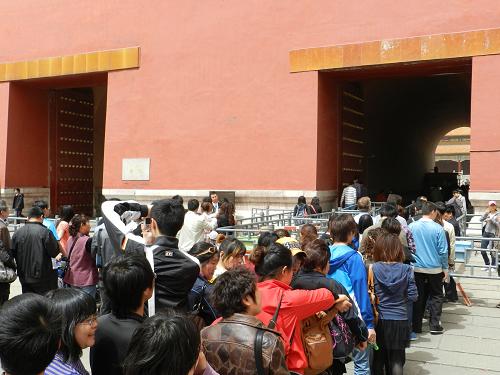 4月30日,游客在北京故宮博物院入口處排隊(duì)依次進(jìn)門參觀。新華社發(fā)(王振 攝)