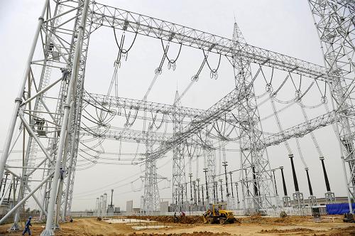 5月1日,湖北省輸變電工程公司的施工人員在1000千伏荊門(mén)特高壓變電站加班加點(diǎn)施工,確保5月15日前帶電區(qū)域完成施工,具備帶電條件。1000千伏晉東南-南陽(yáng)-荊門(mén)特高壓交流試驗(yàn)示范工程作為中國(guó)首條特高壓輸電線路,自2009年1月投產(chǎn)以來(lái),兩年累計(jì)實(shí)現(xiàn)輸送電量234億千瓦時(shí)。此次擴(kuò)建,可新增變電容量300萬(wàn)千瓦,實(shí)現(xiàn)輸送能力翻番,達(dá)到600萬(wàn)千瓦,有500萬(wàn)千瓦穩(wěn)定電力輸送能力,年輸電量將不少于250億千瓦時(shí)。新華社記者 郝同前 攝