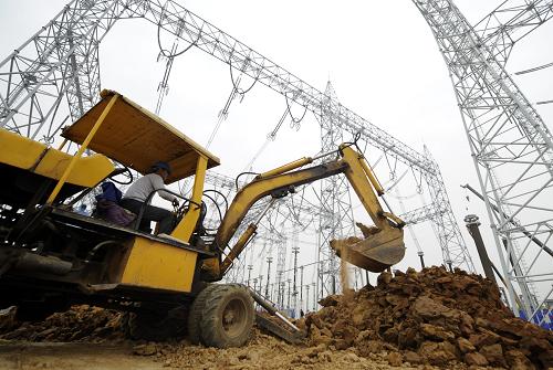 5月1日,湖北省輸變電工程公司的施工人員在1000千伏荊門(mén)特高壓變電站加班加點(diǎn)施工,確保5月15日前帶電區(qū)域完成施工,具備帶電條件。新華社記者 郝同前 攝