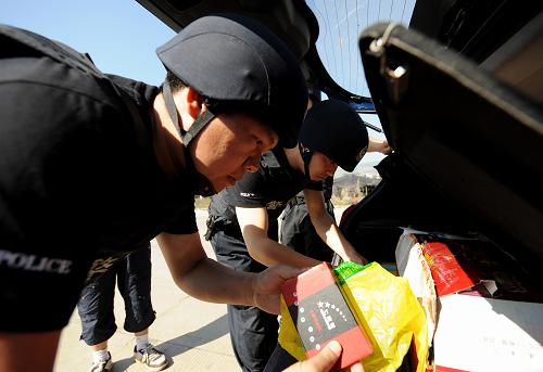 5月11日,云南省保山市公安局隆陽分局禁毒大隊緝毒警察在查緝點上檢查過往車輛是否夾帶違禁物品。新華社記者 藺以光 攝